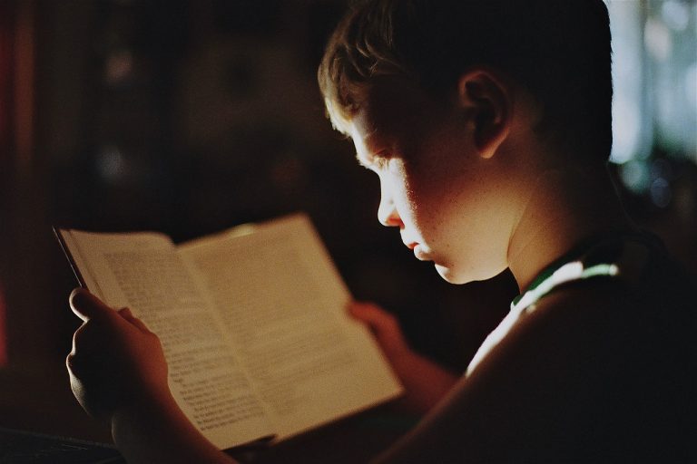 Дете чете книга